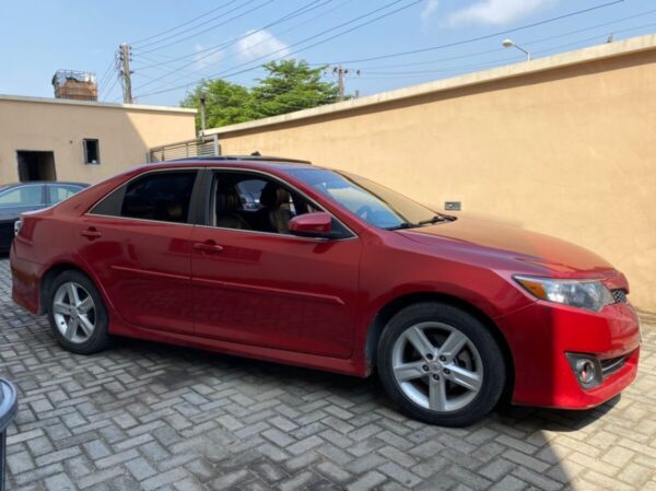 2014 Toyota Camry SE (Red)