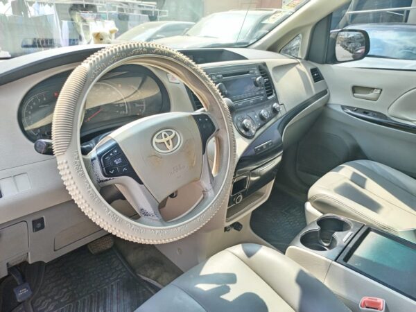 2015 Toyota Sienna - Image 4