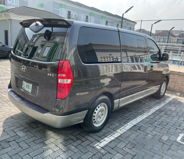 2009 Hyundai H1 Bus - Image 2