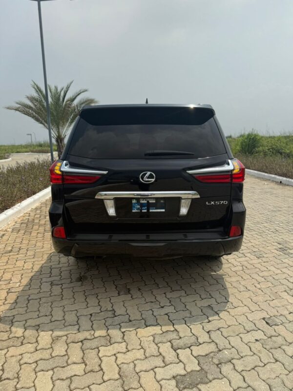 2018 Lexus LX570 - Image 3