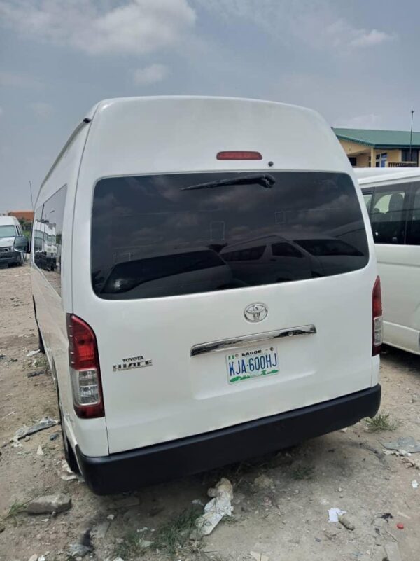 2015 Hiace Bus - Image 4