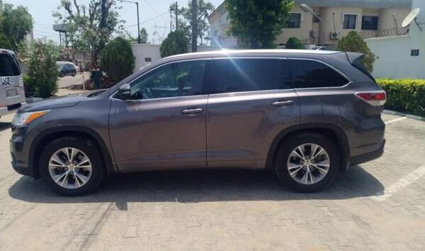 2015 Toyota Highlander - Image 2