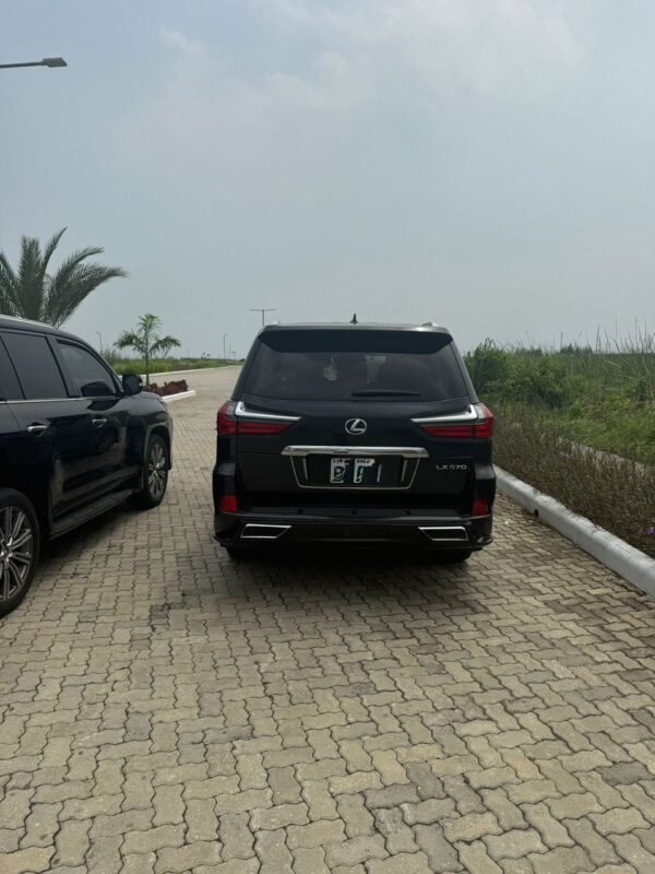 2019 Lexus LX570 - Image 7