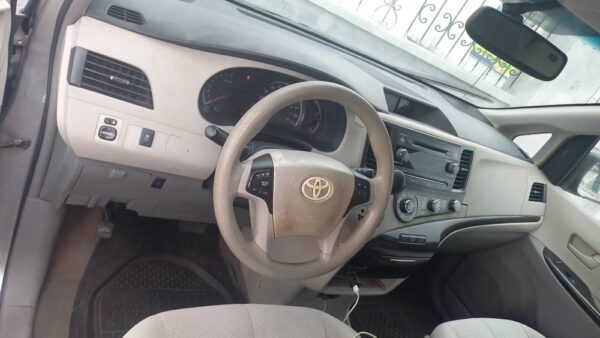 2012 Toyota Sienna - Image 7
