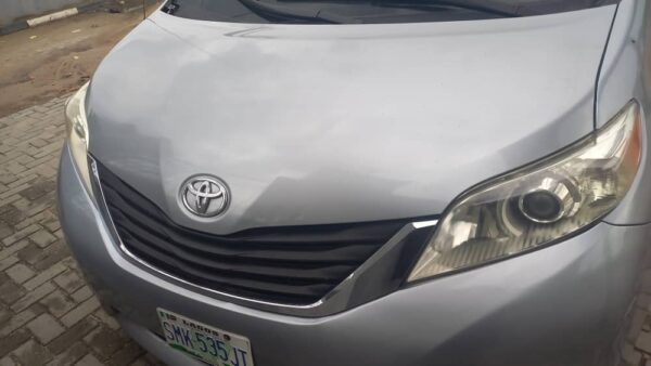 2012 Toyota Sienna - Image 6