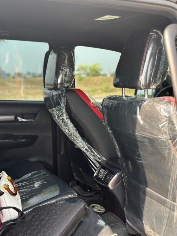 2024 Toyota Hilux - Image 6