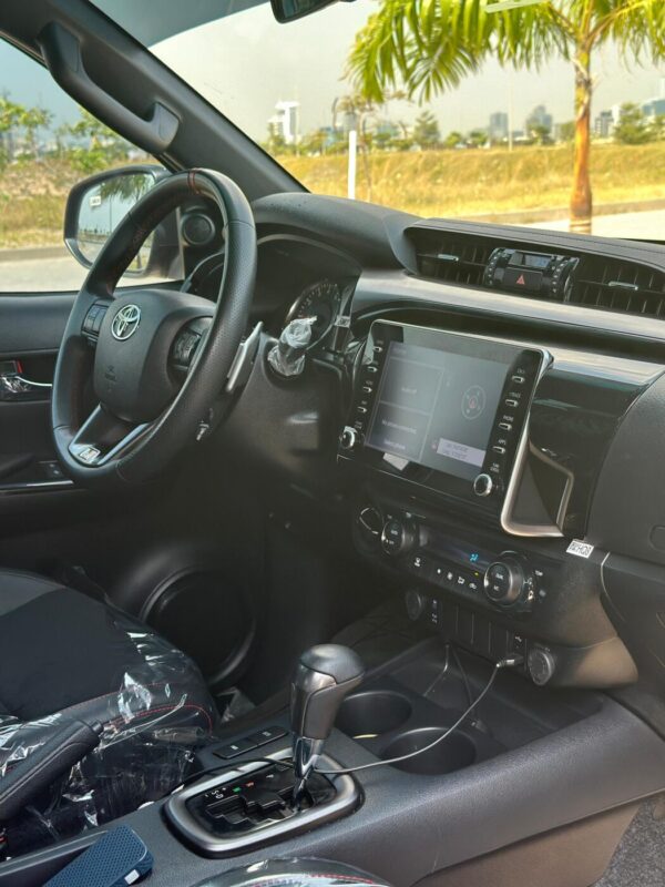 2024 Toyota Hilux - Image 5