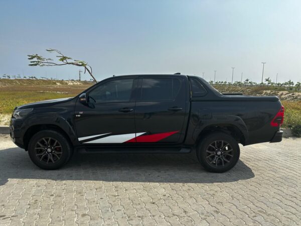 2024 Toyota Hilux - Image 2