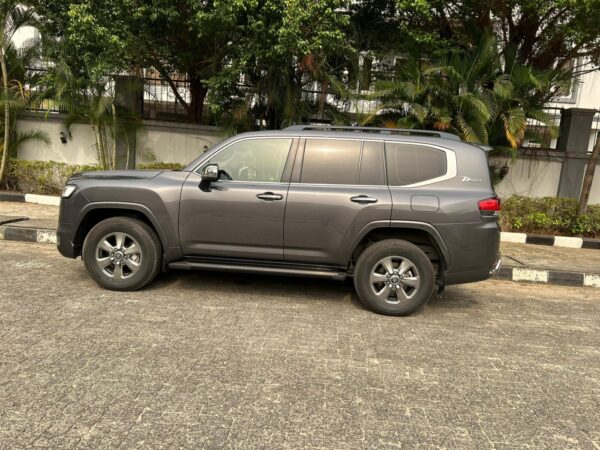 2023 Toyota Landcruiser - Image 4